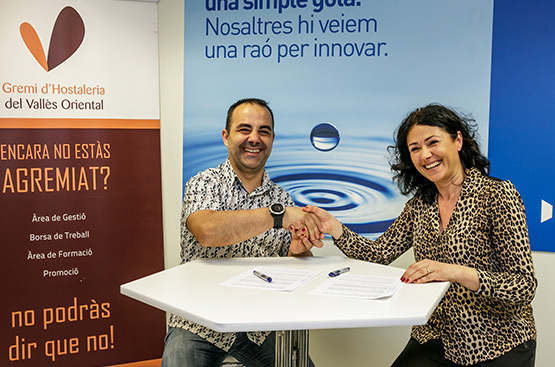 Ir a la noticia Unimos fuerzas con el Gremio de Hostelería de El Vallès Oriental para promover el consumo de agua del grifo en Granollers