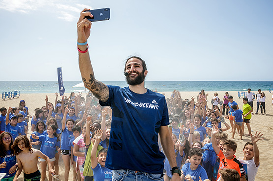 Ir a la noticia Los jóvenes de El Masnou ponen a punto su playa